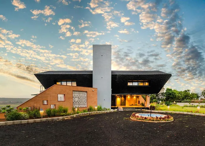 Pearl Lakeview Mansion By Stayvista - Lakeside Villa With Infinity Pool, In-House Theatre & Games Room Igatpuri